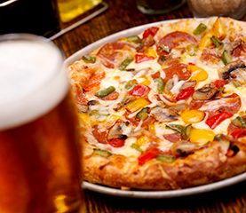 In der Kneipe wilder Mann in Stuttgart gibt es leckere Pizza und Bier.