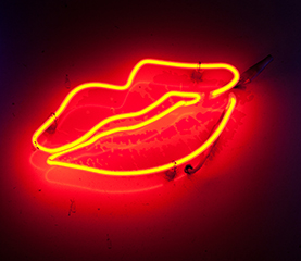 Im wilden Mann sorgen verschiedene Lampen wie zum Beispiel ein Kussmund für eine entspannte Atmosphäre.