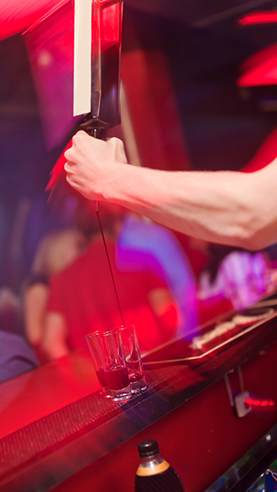 Im wilden Mann werden von den Barkeepern die verschiedensten Schnäpse ausgeschenkt.