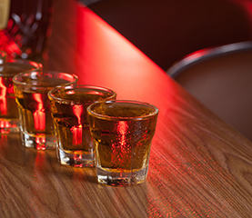 Im wilden Mann in Stuttgart gibt es an der Bar natürlich auch Schnaps.