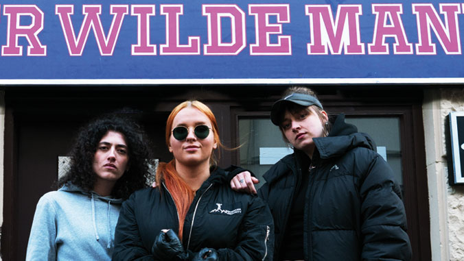 Dani arbeitet als Türsteherin im wilden Mann und ist die wichtigste Mitarbeiterin.