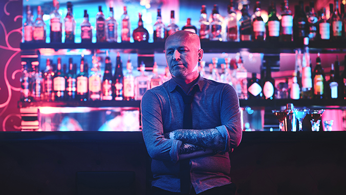 Der Chef im wilden Mann ist Udo. Der Mann mit Glatze und Tattoos ist ein Stuttgarter mit schwäbischem Mundwerk und meistens an der Bar anzutreffen.