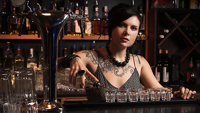 Hinter der Theke im der wilde Mann steht Claudia und bedient die Gäste.