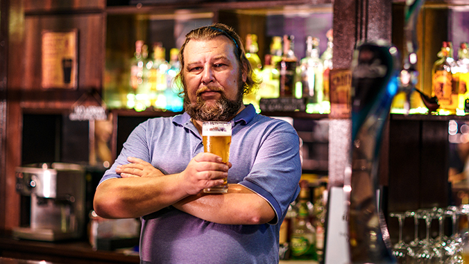 Lorenz ist ein wilder Mann, der auch gut zuhören kann. Er steht hinter der Theke.